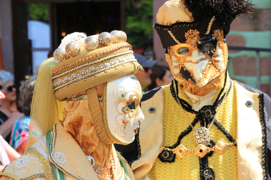 Coppie Dei Partecipanti a Costumi Durante Il Carnevale a Venezia